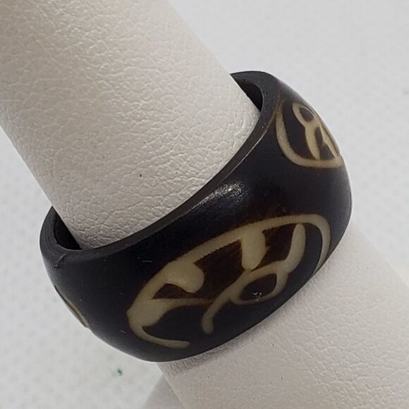 Brown & Cream Carved Ring - Picture 5 of 6